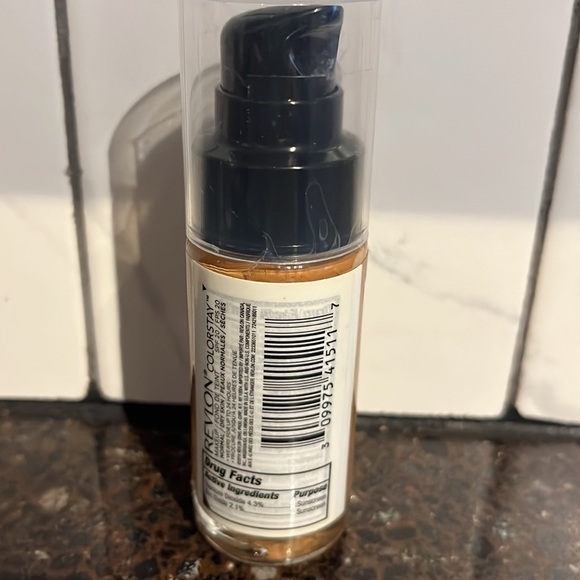 Revlon natural finish colour stay 400 caramel 24 hours, SPF 20 normal/dry skin​​ - Picture 2 of 4